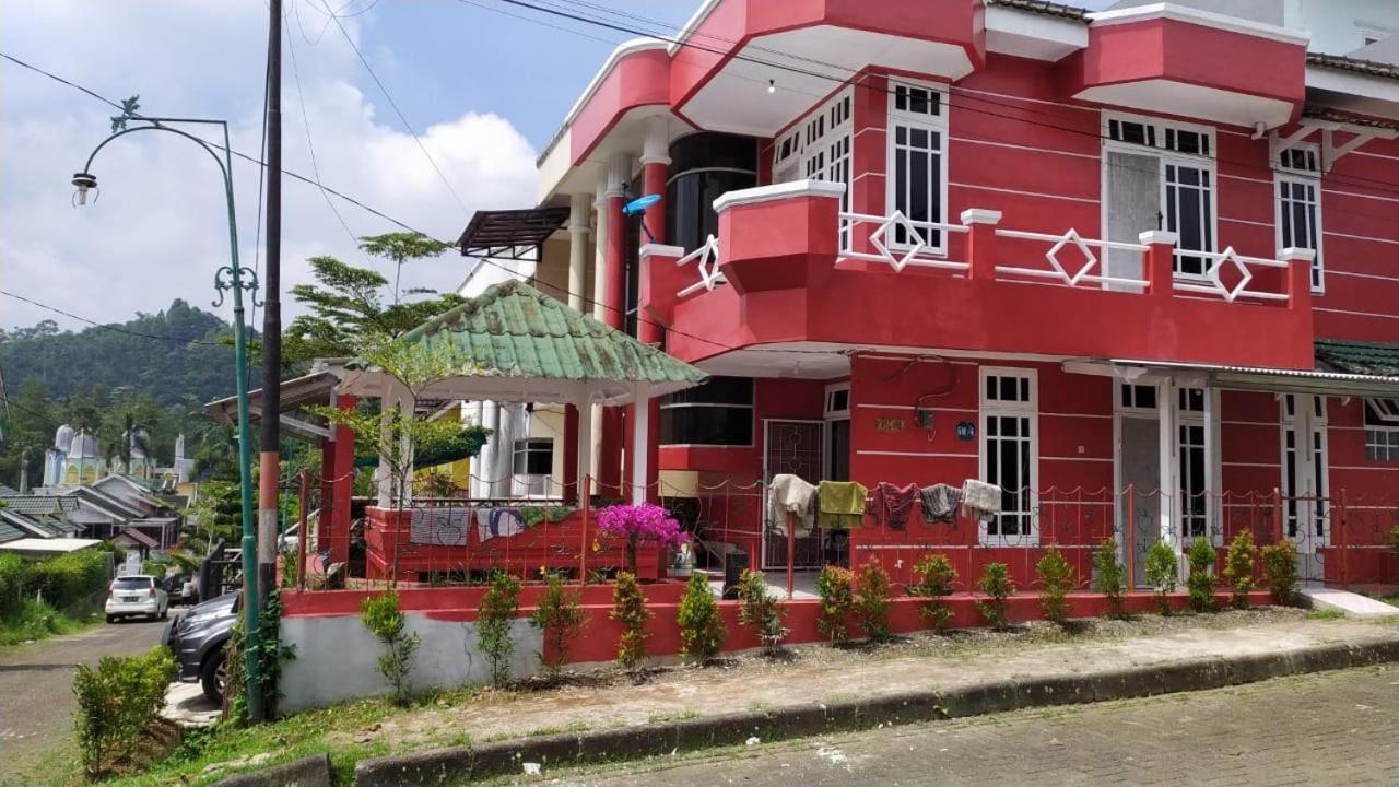 Villa Musti Green Apple Cipanas Sindanglaya Exterior photo